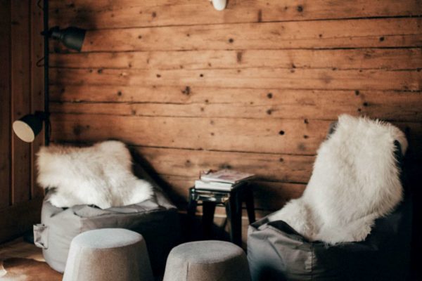 Hoiz Alm Berghütte Wohnzimmer Lounge Sitzsäcke