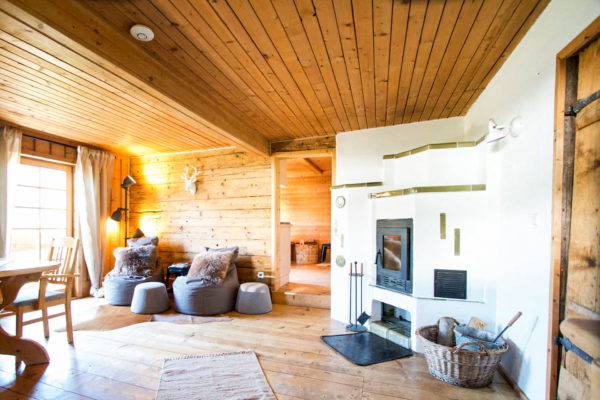 Hoiz Alm Huette mieten Österreich Hohe Tauern Wohnzimmer Kamin